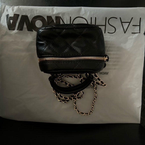Fashion Nova sexy little go to bag on black and gold,New with tags - Picture 3 of 3